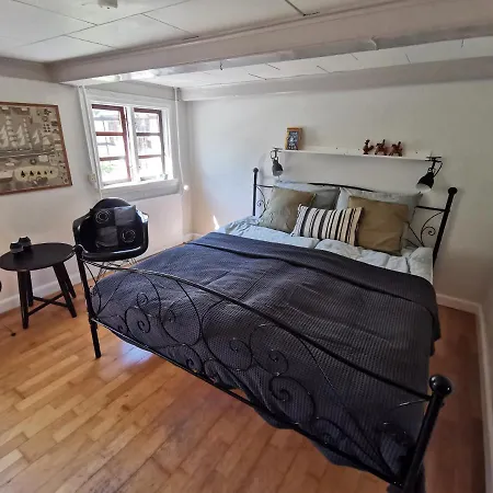 Apartman Historic Farmhouse In Beautiful Nature And Near The Coast Fjaellebroen